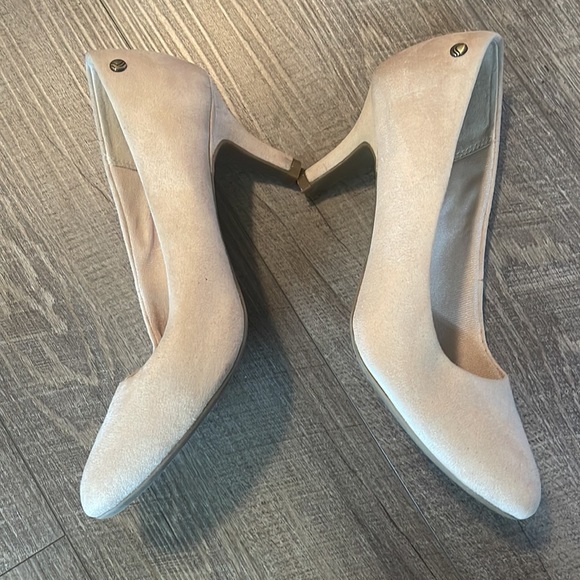 Life Stride Shoes - Life Stride suede feel cream heels size 8W